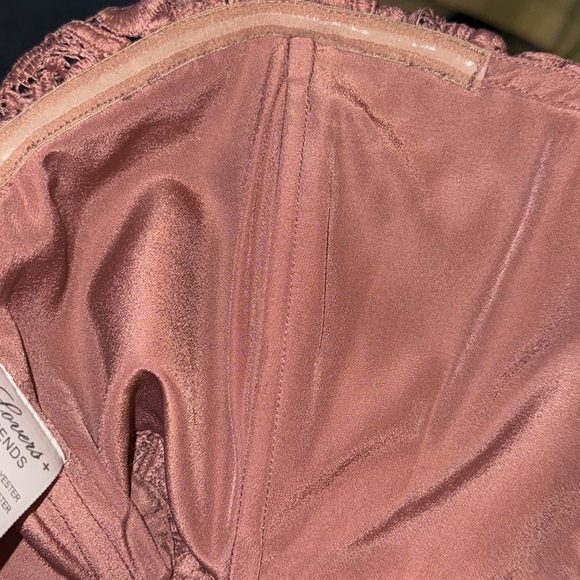 Lovers + Friends Life’s a Beach Mauve lace scalloped off the shoulder top blouse - Picture 6 of 9